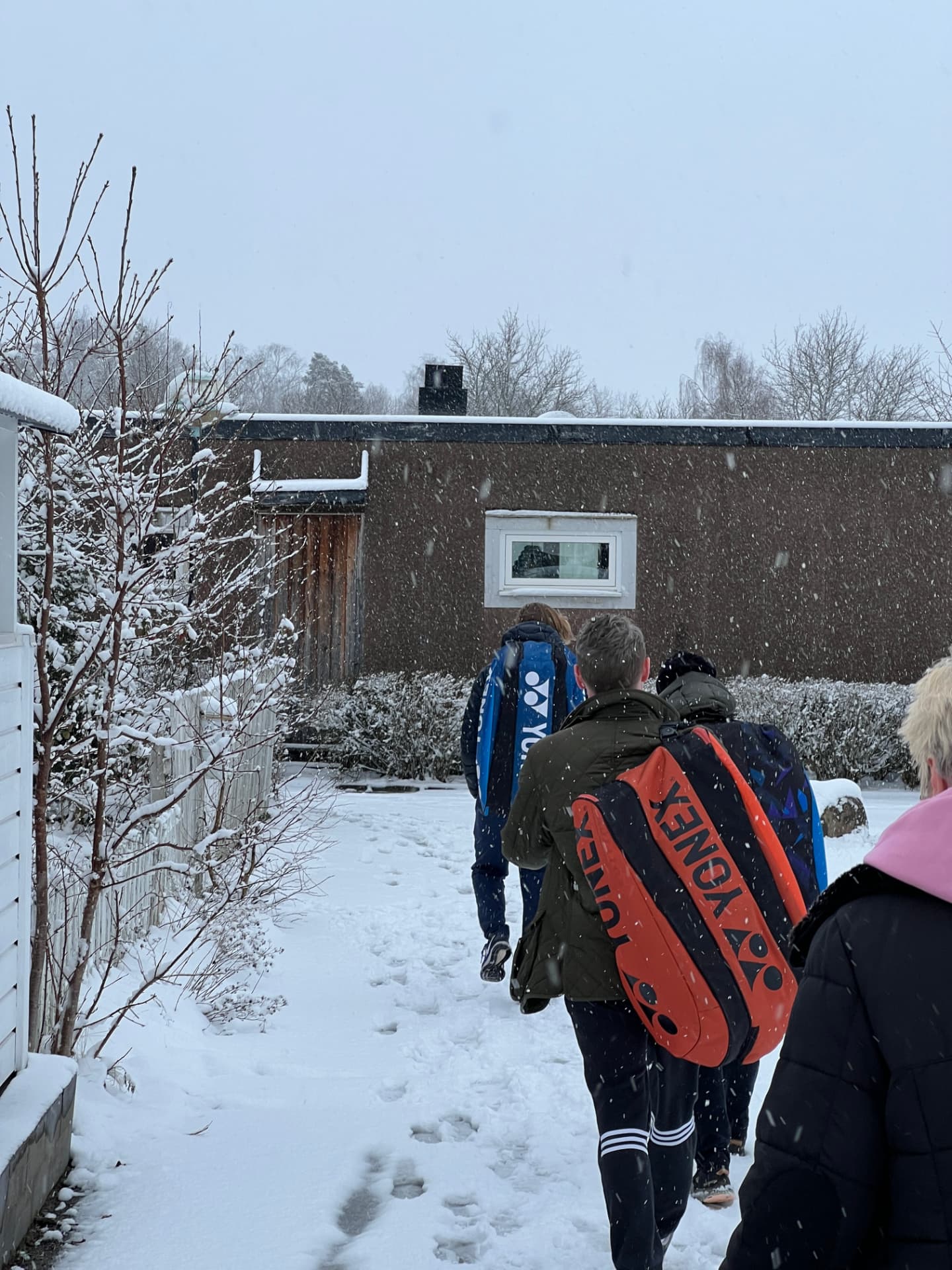 Medlemmar på väg in till hallen en snöig dag